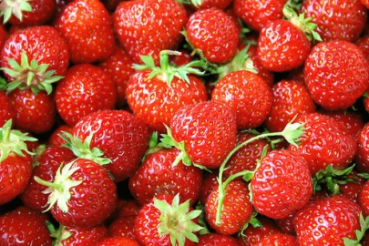 春季第一果 吃草莓掌握“321原则”