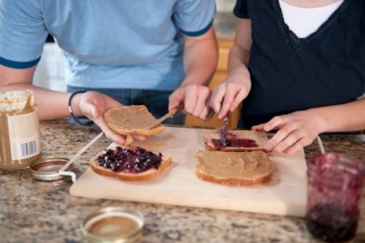 乖乖过来算热量，早餐面包的金牌搭档你吃哪个？