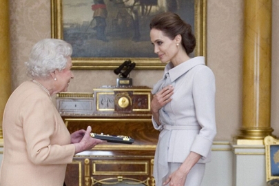 朱莉获英国女王接见现身白宫 被授予骑士勋章