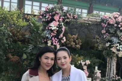 冬天像章子怡Baby学习穿如何裙子