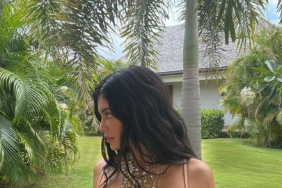 “比基尼自由”的Kylie，难怪让Travis顶不住…