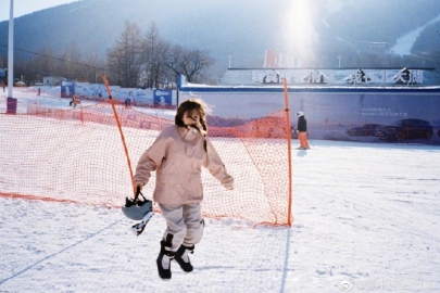 虞书欣雪场写真 滑雪服麻花辫甜美元气