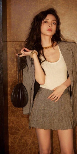 Angelababy披西装外套优雅迷人 羊毛卷造型好温柔