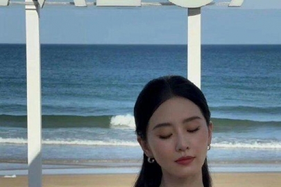 刘诗诗化身温婉花仙子 穿白裙戴粉花优雅清丽