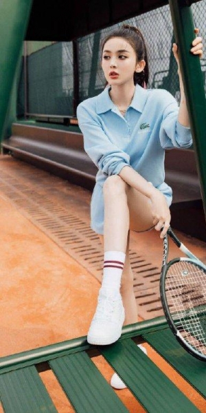 娜扎穿天蓝色运动服打网球 头扎高马尾干练有活力