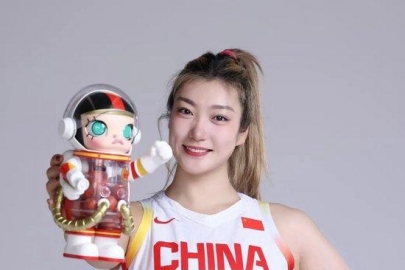 “吴艳妮比赛还化什么妆啊”